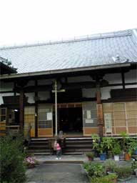 戒光寺のお堂前。あっ、仏童が…!
